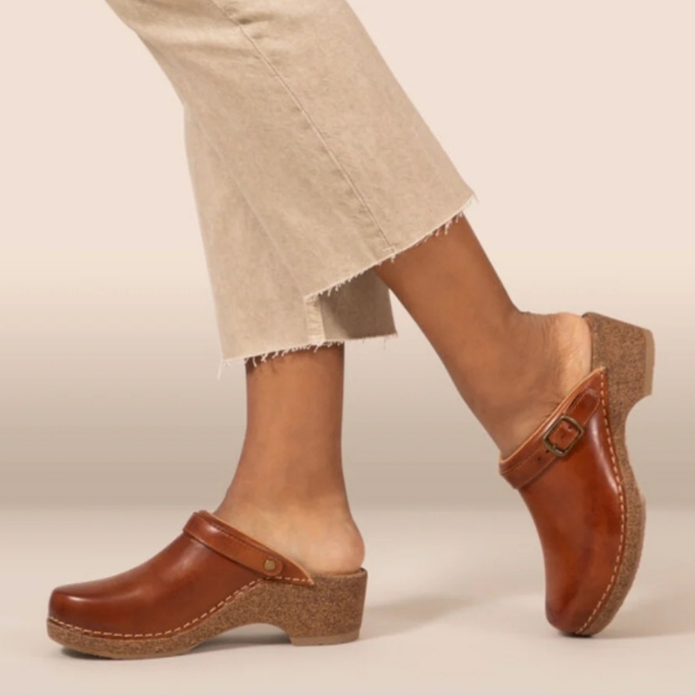 Aetrex Beckie Leather Sling Back Clogs Women’s Size 9.5 Cognac Brown